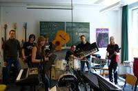 Im Musikraum wurde ein Song gegen Gewalt selbst geschrieben. 3b1a3b47e4ea64537e7b181d02fea07840ec3738