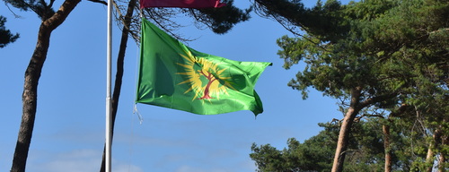 Die BDP Flagge weht neben einer Queeren Flagge an einem Mast. 22d126e822d3120fafb013ceaa1564f52e475c3b