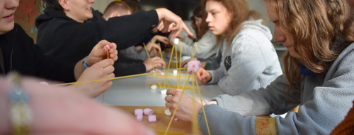 Jugendliche basteln zusammen und versuchen gemeinsam Probleme zu lösen- F394d2ae76f6eece79da1900c58e254fba45c661