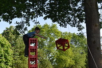 Die Kinder versuchen eine Flaschenkiste auf den bereits erbauten Turm zu platzieren. Ein Kind steht auf diesem und versucht die hochgezogene Kiste zu greifen. 0c7ef8e46387091f8bfe99e6e02bb916cbc8168a