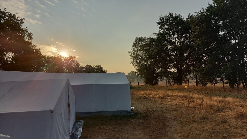 Früher Morgen im Zeltlager 90dae9509f6e4ebfbcb29627dfc963966a73829a