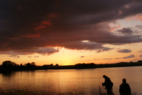 Ein Sonnenuntergang am Fluss. B46cc0462933a62f4f37695525bf306d218f489e