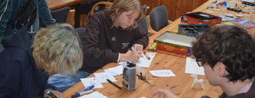 Jugendliche und Teamer*innen Basteln die vorbereitung für die Nachtwanderung. 31704e88c428eba17c988f6f7859ee7adf4eb0a2