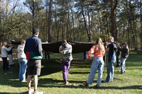 Jugendliche spielen mit einer Plahne- 5cc2d8615489258ac333373cdcfc33991ecfbefa